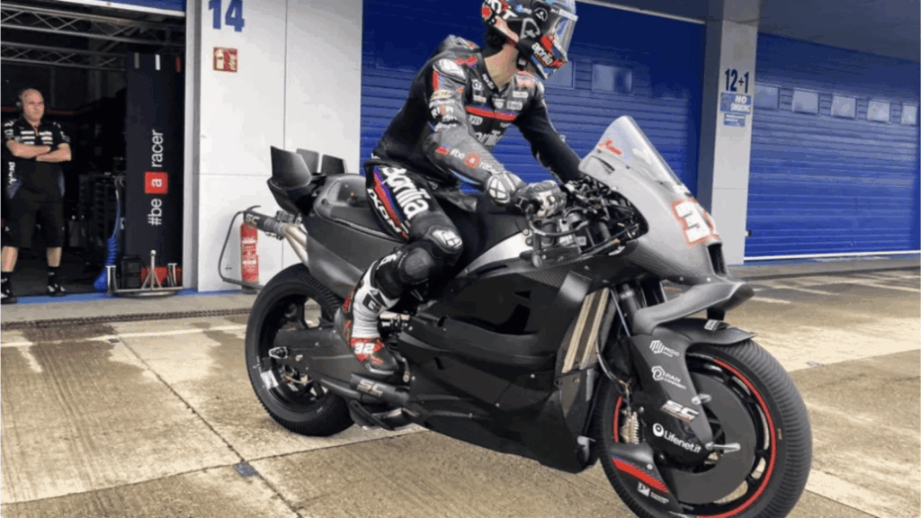 Savadori posts wet laps on Aprilia 2027 850cc at Jerez