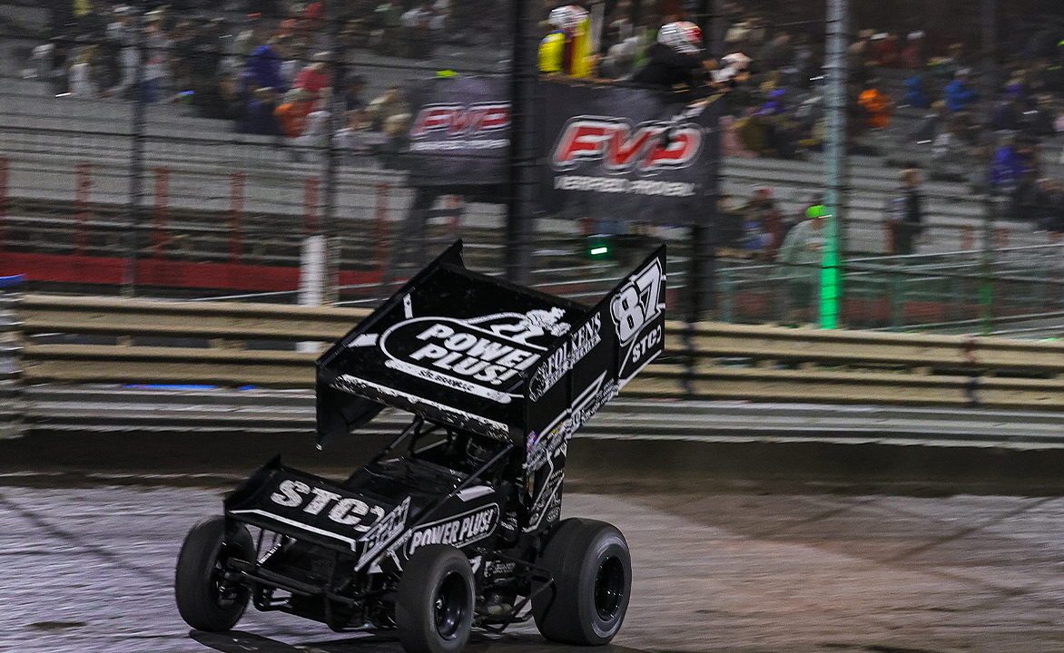 Aaron Reutzel sweeps past Donny Schatz, leads every lap at Knoxville