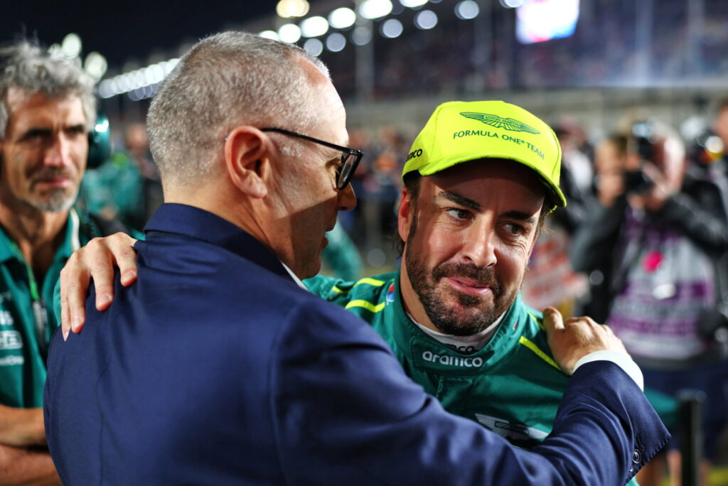 Alonso weighs Aston Martin stay as 2026 market heats up