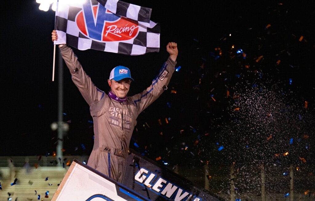 Dietz Holds Off World of Outlaws at BAPS