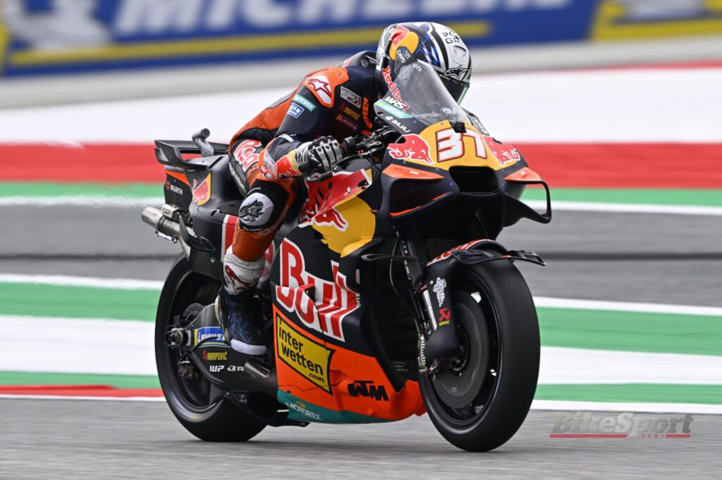 Martin grabs Austrian pole as Marquez misses by 0.015s