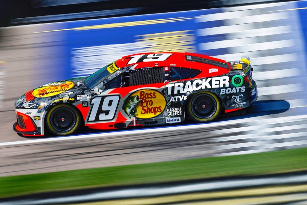 NASCAR posts 36-car Cup, Truck fields for Kansas