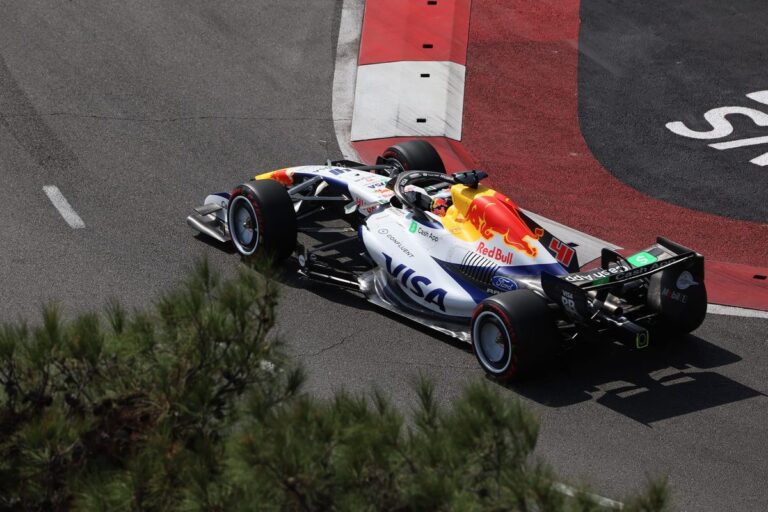 Lindblad starts last after Racing Bulls engine change