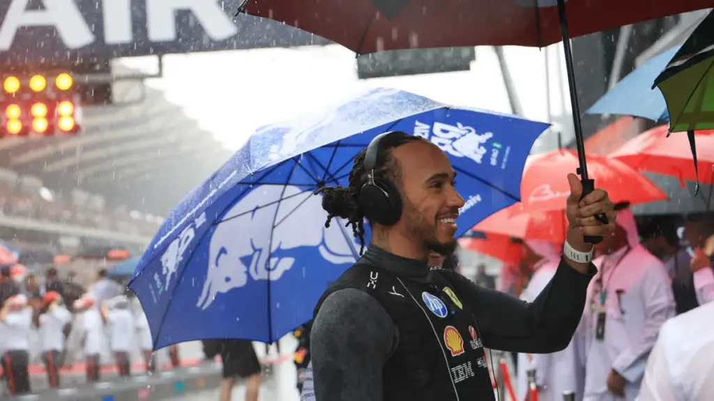 FIA weighs standing water, spray and visibility before wet race starts