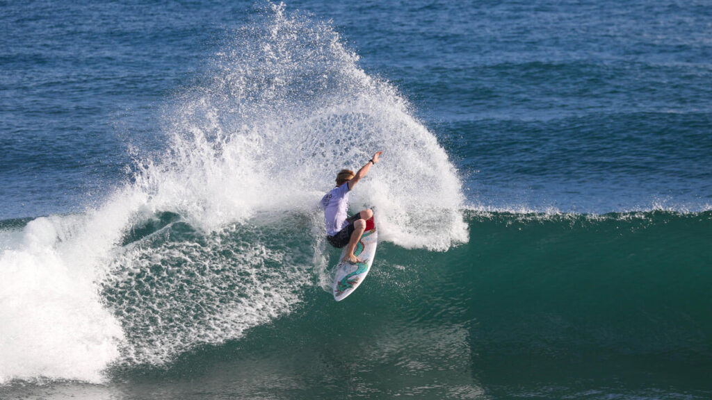 Dwight Pastrana advances as La Marginal Surfing Pro opens in Puerto Rico